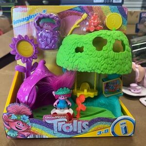 Trolls Playset with Green and Pink Colors